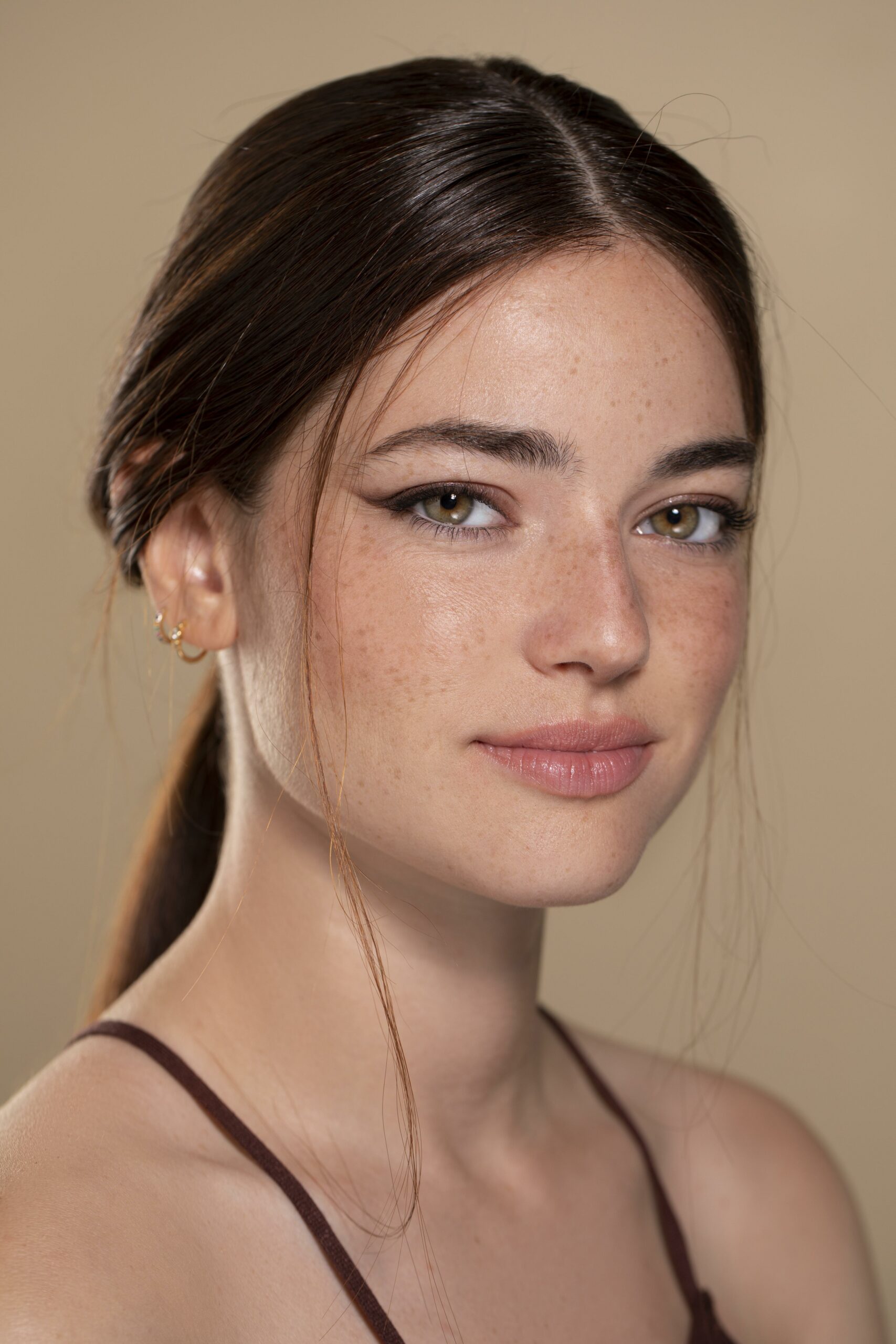 portrait-young-woman-with-natural-make-up